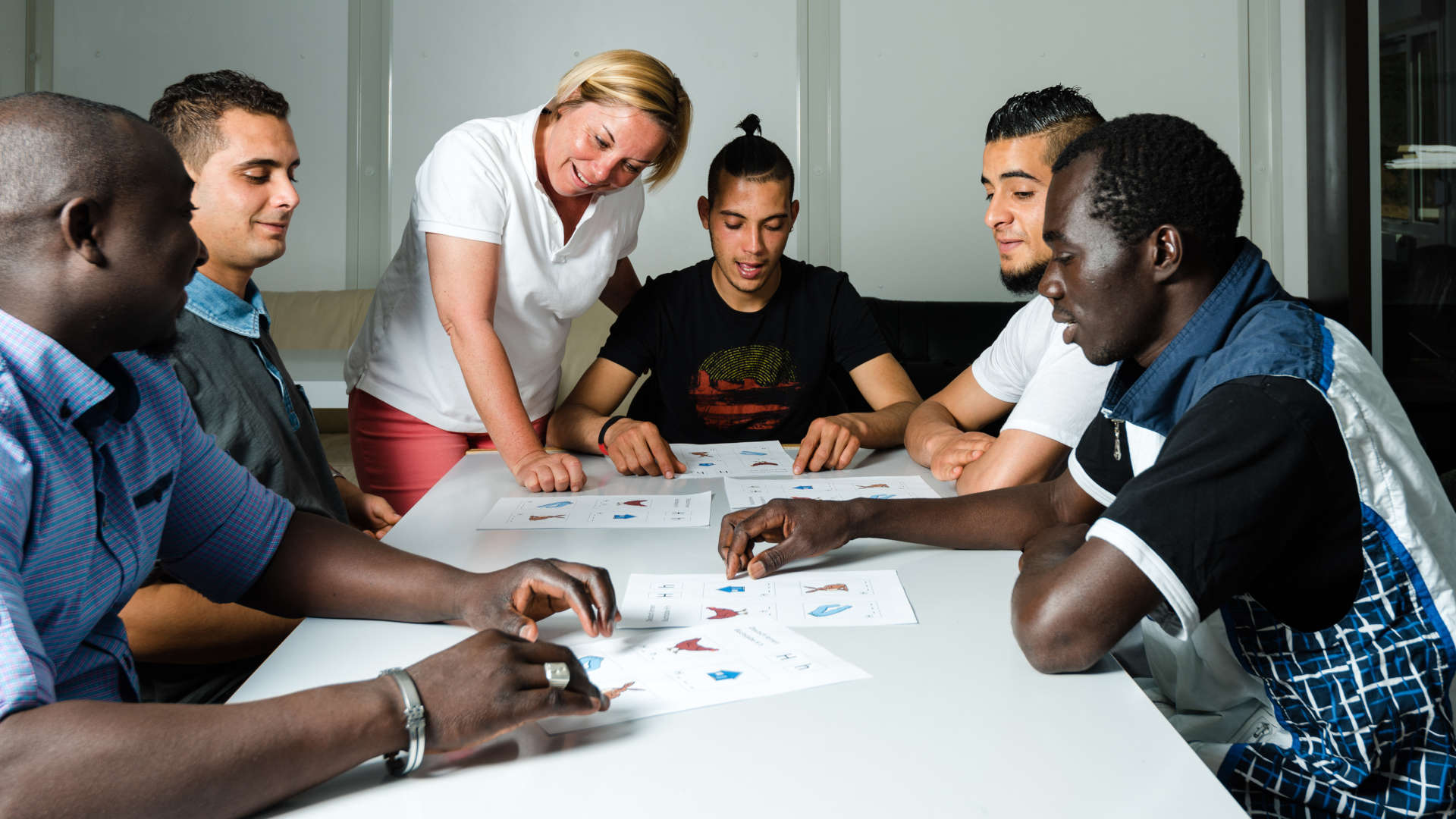 Eine Gruppe von Menschen beim Unterricht in einer Gemeinschaftsunterkunft