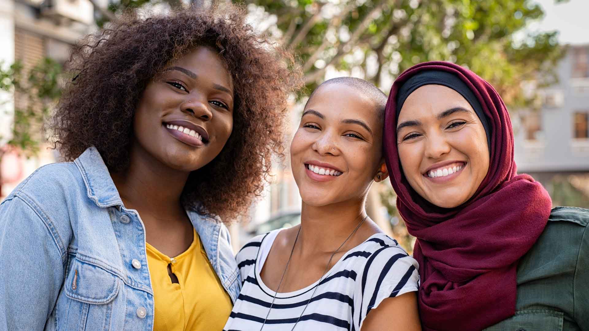 Drei junge Frauen mit unterschiedlichem Erscheinungsbild im gemeinsamen Porträt.